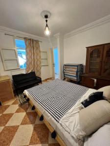 阿加迪尔Appartement en bord de Mer Dar imi的一间卧室配有一张大床和一张书桌