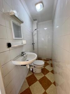 阿加迪尔Appartement en bord de Mer Dar imi的白色的浴室设有卫生间和水槽。