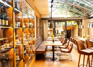 安格Der Thaller - Wirtshaus - Restaurant - Hotel的餐厅设有桌椅和窗户。
