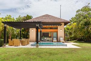 蓬塔卡纳Newly added Tropical Bungalow at Green Village的一个带游泳池和凉亭的别墅