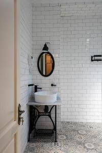 库塔伊西Hotel Ticiani 13的白色的浴室设有水槽和镜子