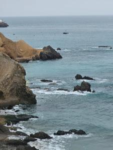 圣巴托洛Departamento de Playa San Bartolo Ocean Reef - SOL, ARENA Y MAR的海洋景,水中岩石
