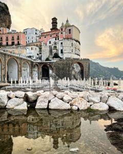 阿特拉尼Amalfi Antica的水体中反射的建筑物