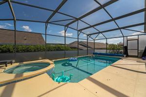奥兰多Poolside Orlando Oasis的一座带天蓬的大型游泳池
