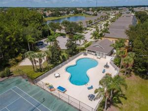 奥兰多Poolside Orlando Oasis的享有度假村游泳池和网球场的空中景致