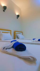 达哈布Brother Hotel Dahab的床上铺着蓝色毛巾