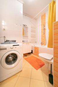 萨格勒布Trendy apartment 5 min to city centre!`的一间带洗衣机和水槽的浴室
