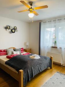 DebantThe Dolomiti View的一间卧室配有一张床和吊扇