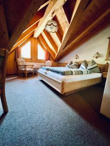 上瓦尔德奥伯瓦尔德体育酒店的卧室设有一张木制天花板上的大床