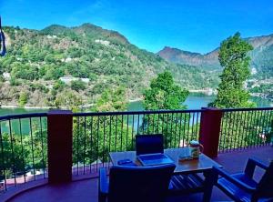 奈尼塔尔Sukoon Lake view BnB by Boho Stays的享有河流和山脉美景的阳台。