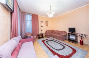 基辅Apartments in the center of Pechersk的客厅配有两张沙发和一台电视机
