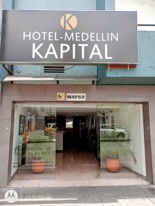 麦德林Hotel Medellin Kapital的建筑前方的梅林卡皮塔尔标志