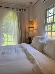 布罗塔斯Hospedaria do Feno的卧室配有白色的床和窗户