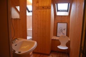 胡法利兹B&B La Source Houffalize的浴室配有水槽和椅子