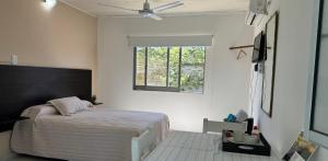 福尔摩沙La Pilar的一间卧室设有一张床和一个窗口