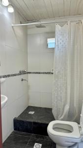 福尔摩沙La Pilar的浴室配有卫生间、淋浴和盥洗盆。