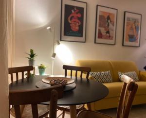 米兰La Cadrega的客厅配有桌子和黄色沙发