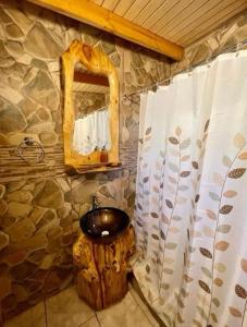 MelocotónCabañas La Calchona的浴室设有木柴上的水槽和镜子