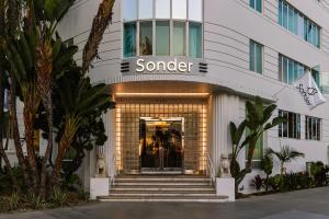 洛杉矶Sonder The Beacon的大楼前设有楼梯的沙沙酒店入口
