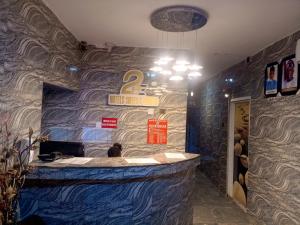 2BE HOTELS SUITES AND EVENTS的一间拥有蓝色墙壁的餐厅内的酒吧