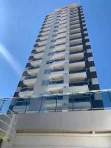 圣达菲Dpto. exclusivo de calidad y ubicacion premium.的一座高大的白色公寓大楼,设有阳台