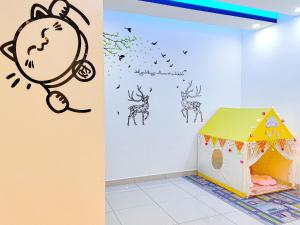 新山Bukit Indah, Pool Table, 16Pax, 5 min to Aeon mall的一间儿童间,墙上有长颈鹿壁画