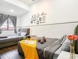 新山Bukit Indah, Pool Table, 16Pax, 5 min to Aeon mall的一间卧室配有一张床、一张沙发和一张桌子