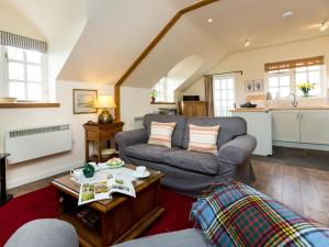 Cherington1 bed in Shipston-on-Stour CC011的客厅配有沙发和桌子