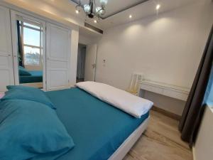 赫尔格达Andlous inn的一间卧室设有一张大蓝色的床和窗户