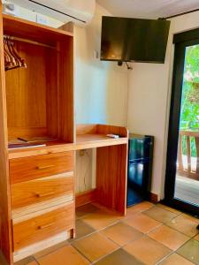 博卡奇卡Seagull Cove Resort的厨房配有木制橱柜和窗户。