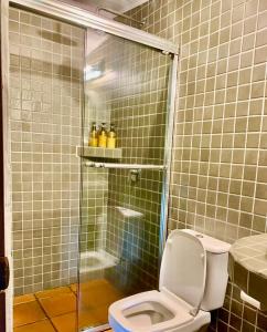 博卡奇卡Seagull Cove Resort的一间带卫生间和玻璃淋浴间的浴室