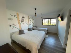 金特罗HOSTAL LA MODERNA的客房设有两张床和窗户。