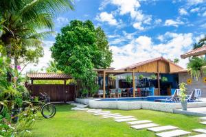 桑塔克鲁茨卡巴利亚Suite DAVI - Guest House Guaiu的一个带游泳池和房子的后院