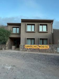 蒂尔卡拉Hotel Cerros del Norte的带有标志的建筑,上面写着“注意的格调”