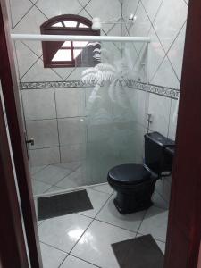 坎普斯戈伊塔卡济斯Guarus house plaza shopping的把卫生间的照片拍成浴室里的男人
