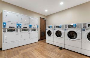 普韦布洛Extended Stay America Premier Suites - Pueblo的洗衣房里的一排白色洗衣机