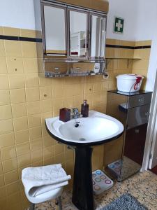英雄港Casa da Atalaia的一间带白色水槽和凳子的浴室