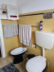 英雄港Casa da Atalaia的浴室配有卫生间、水槽和毛巾。