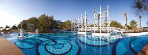 DenizyakaLykia World Links Golf Antalya的蓝色海水大型游泳池
