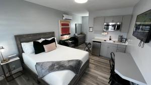 代托纳海滩Oceano Suites Daytona Beach的一间带床的小卧室和一间厨房