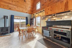 Canaseraga Malarkey Home - 5 Mi to Skiing!的厨房配有餐桌和炉灶。