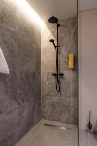 纳尔瓦Narva Hotell & Spaa的浴室里设有玻璃门淋浴