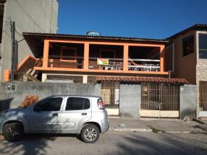 嘎林海斯港Casa de Porto de Galinhas 137的停在房子前面的银色汽车