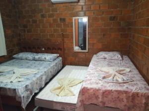 嘎林海斯港Casa de Porto de Galinhas 137的客房内的两张床和毛巾