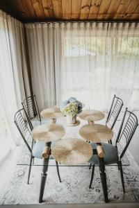 哈海海滩度假村塔塔希小屋酒店的一张桌子,有四把椅子和花瓶