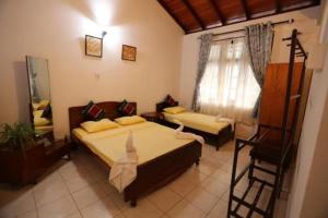 康提Reverie Hill Bungalow, Kandy的一间设有两张床和椅子的房间