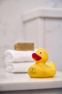 特拉利The James Hotel的坐在浴室柜台上的黄橡皮鸭