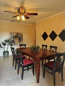 坦帕House Close to Downtown, Airport, Raymond James Stadium, and Many More Places的餐桌、椅子和吊扇