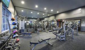 洛杉矶Cozy Home Management in MDR的健身房里设有数台跑步机和机器