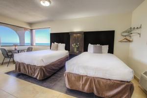代托纳海滩La Bella Oceanfront Inn - Daytona的海景客房 - 带两张床